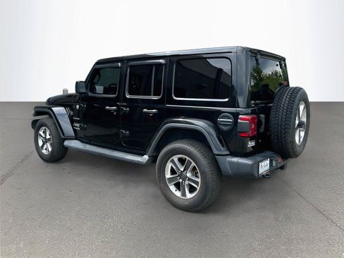 Used 2018 Jeep Wrangler Unlimited Sahara AWD/4WD image 6