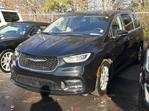 Used 2024 Chrysler Pacifica Touring-L image 2