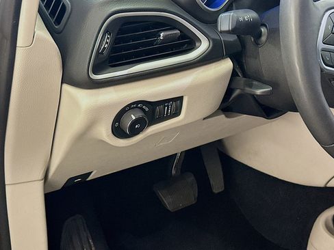 Used 2024 Chrysler Pacifica Touring-L FWD image 17