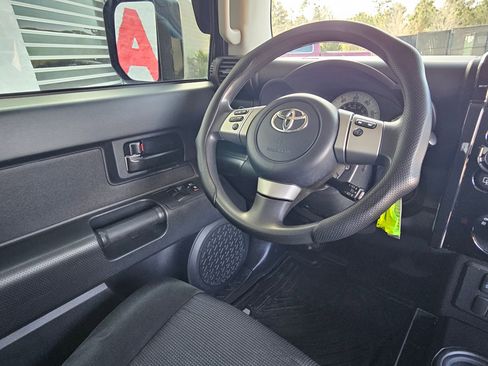 Used 2011 Toyota FJ Cruiser w/ Convenience Pkg image 9