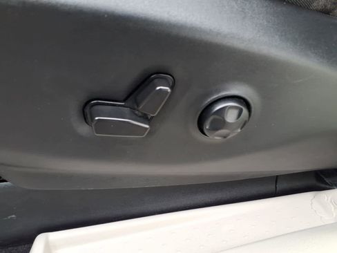 Used 2023 Chrysler Pacifica Touring-L image 12