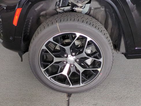 New 2025 Jeep Grand Cherokee Summit image 11