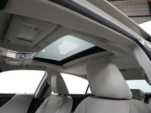 Certified 2024 Lexus ES 350 w/ Premium Package image 17