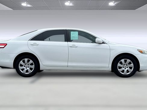 Used 2011 Toyota Camry LE image 2