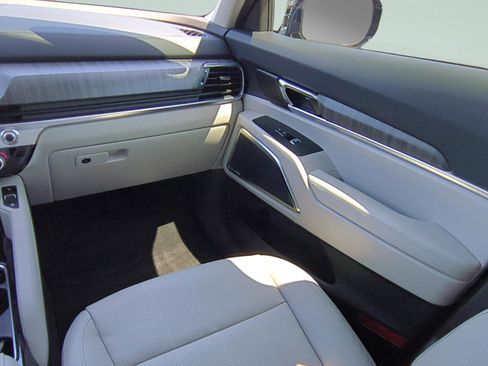 Used 2025 Kia Telluride SX w/ SX Captain's Chair Package AWD/4WD image 13