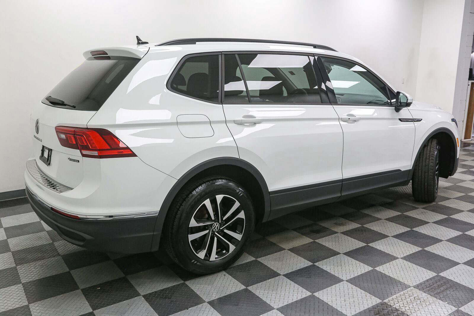 Certified 2024 Volkswagen Tiguan S AWD/4WD image 10