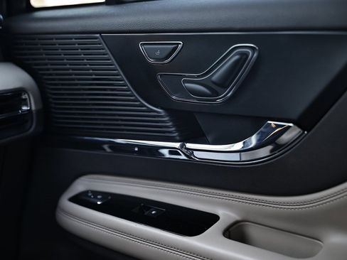 Used 2021 Lincoln Corsair FWD w/ Premium Package image 40