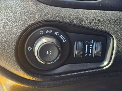 Used 2018 Jeep Renegade Altitude AWD/4WD image 25