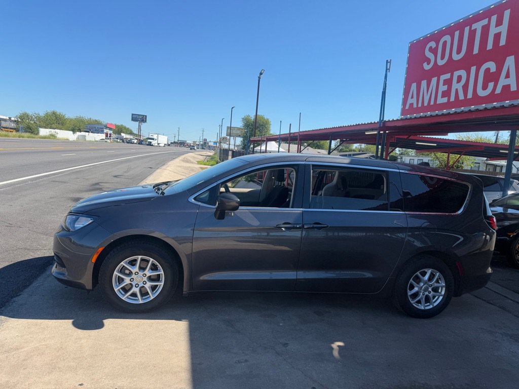 Used 2018 Chrysler Pacifica Touring FWD image 5