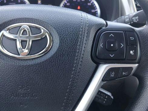 Used 2018 Toyota Highlander LE FWD image 30
