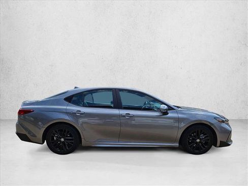 Used 2025 Toyota Camry SE image 4