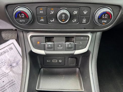 Used 2024 GMC Terrain SLE w/ Driver Convenience Package FWD image 16