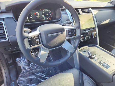 Certified 2024 Land Rover Discovery Dynamic SE image 15