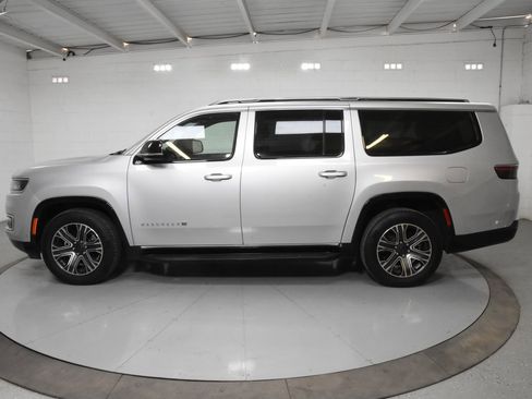 Used 2024 Jeep Wagoneer L Series II RWD image 11