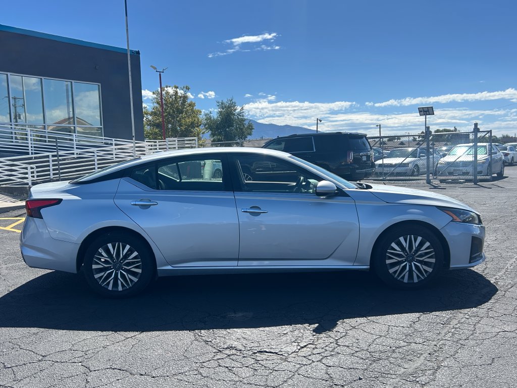 Used 2023 Nissan Altima 2.5 SV FWD image 2