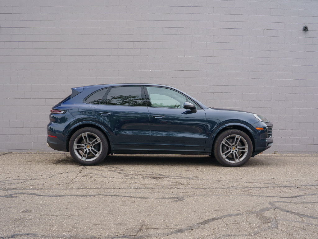 Used 2024 Porsche Cayenne AWD/4WD image 8