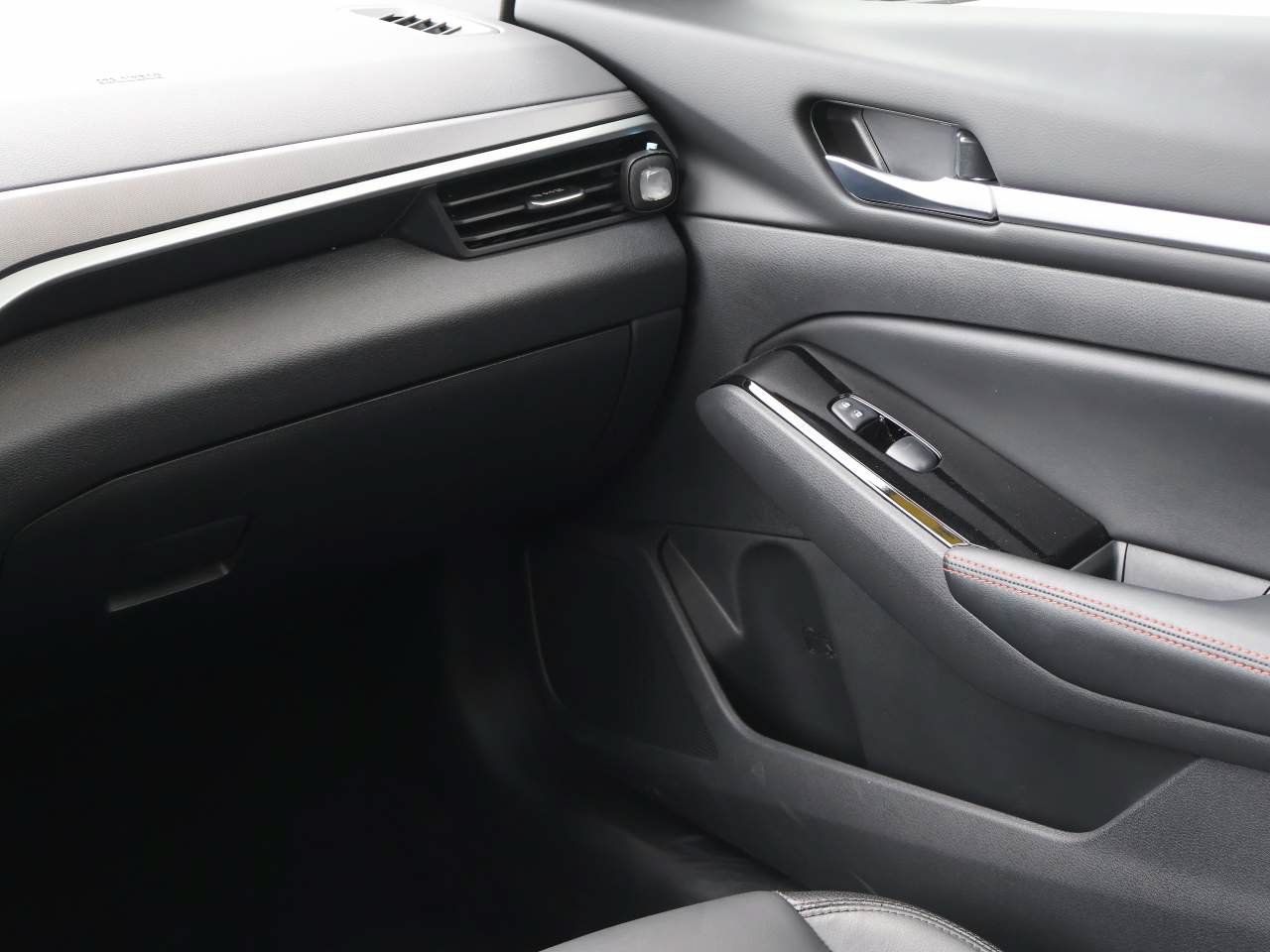 Used 2025 Nissan Altima 2.5 SR FWD image 16