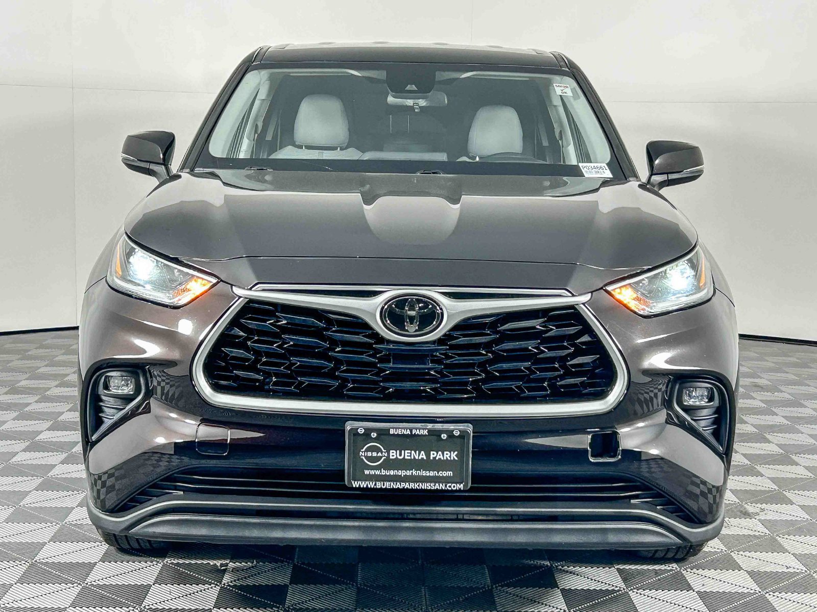 Used 2021 Toyota Highlander LE FWD image 2