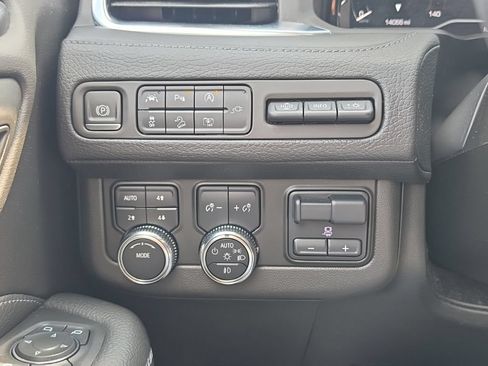 Used 2022 GMC Yukon XL Denali w/ Advanced Technology Package AWD/4WD image 24