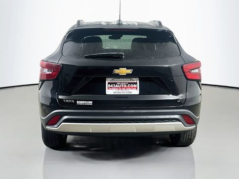 Used 2025 Chevrolet Trax LT FWD image 6