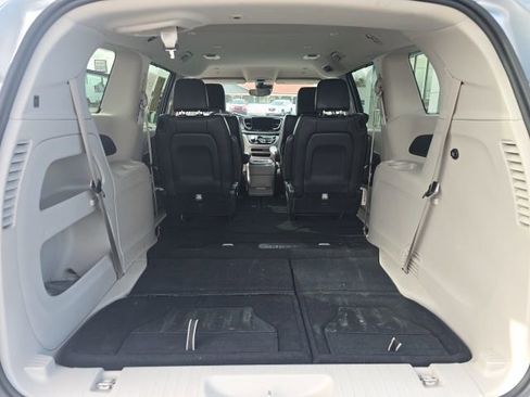 Used 2024 Chrysler Pacifica Touring-L image 34