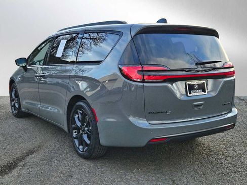 Used 2025 Chrysler Pacifica Limited image 5