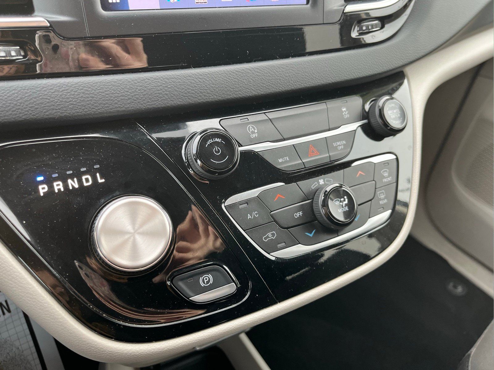 Used 2023 Chrysler Voyager LX FWD image 18