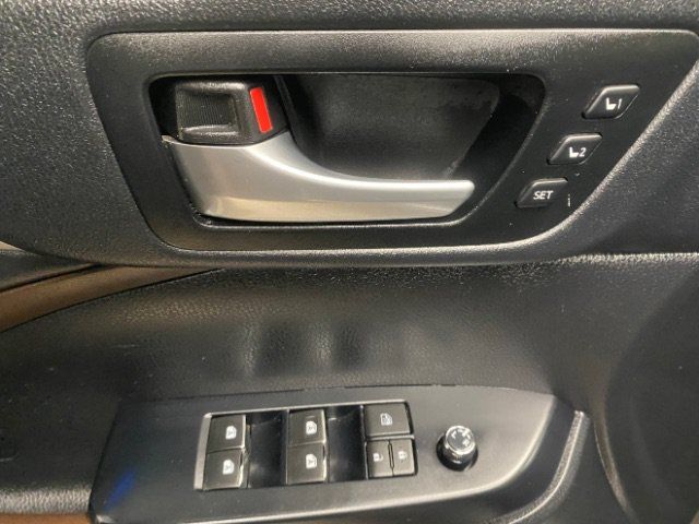 Used 2014 Toyota Highlander Limited AWD/4WD image 19