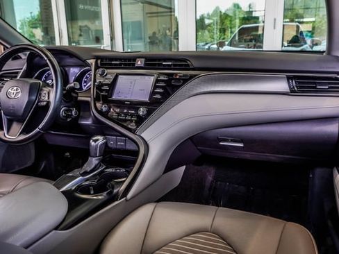 Used 2020 Toyota Camry SE FWD image 17