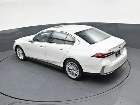 Used 2025 BMW 530i xDrive w/ Premium Package image 22