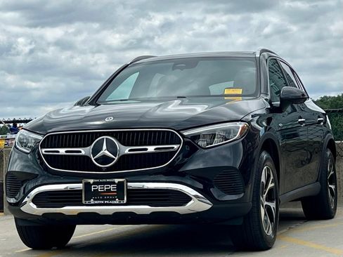 Used 2025 Mercedes-Benz GLC 350e 4MATIC image 4