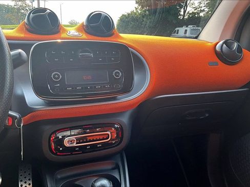 Used 2016 smart fortwo passion RWD image 25