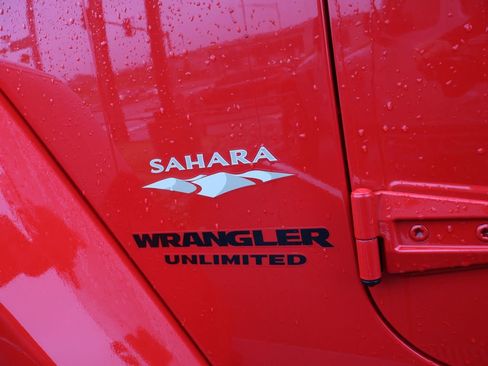 Used 2015 Jeep Wrangler Unlimited Sahara w/ Connectivity Group AWD/4WD image 8
