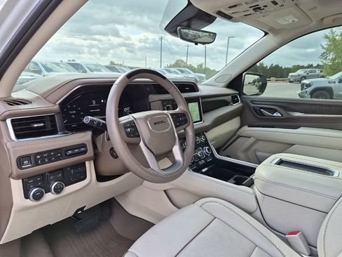 Used 2024 GMC Yukon XL Denali w/ Advanced Technology Package image 31