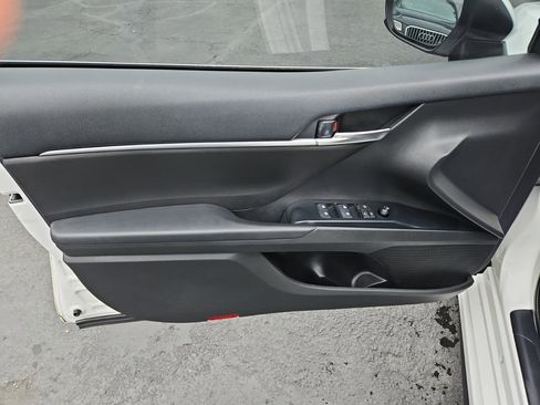 Used 2020 Toyota Camry SE w/ Blackout Package image 20