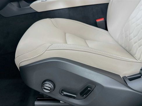 New 2025 Volvo XC90 T8 Plus w/ Protection Package Premier image 18