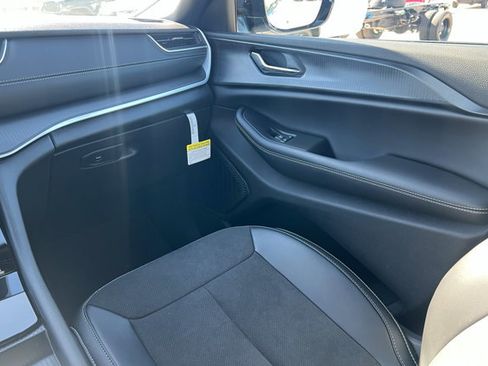 New 2025 Jeep Grand Cherokee 4WD image 10