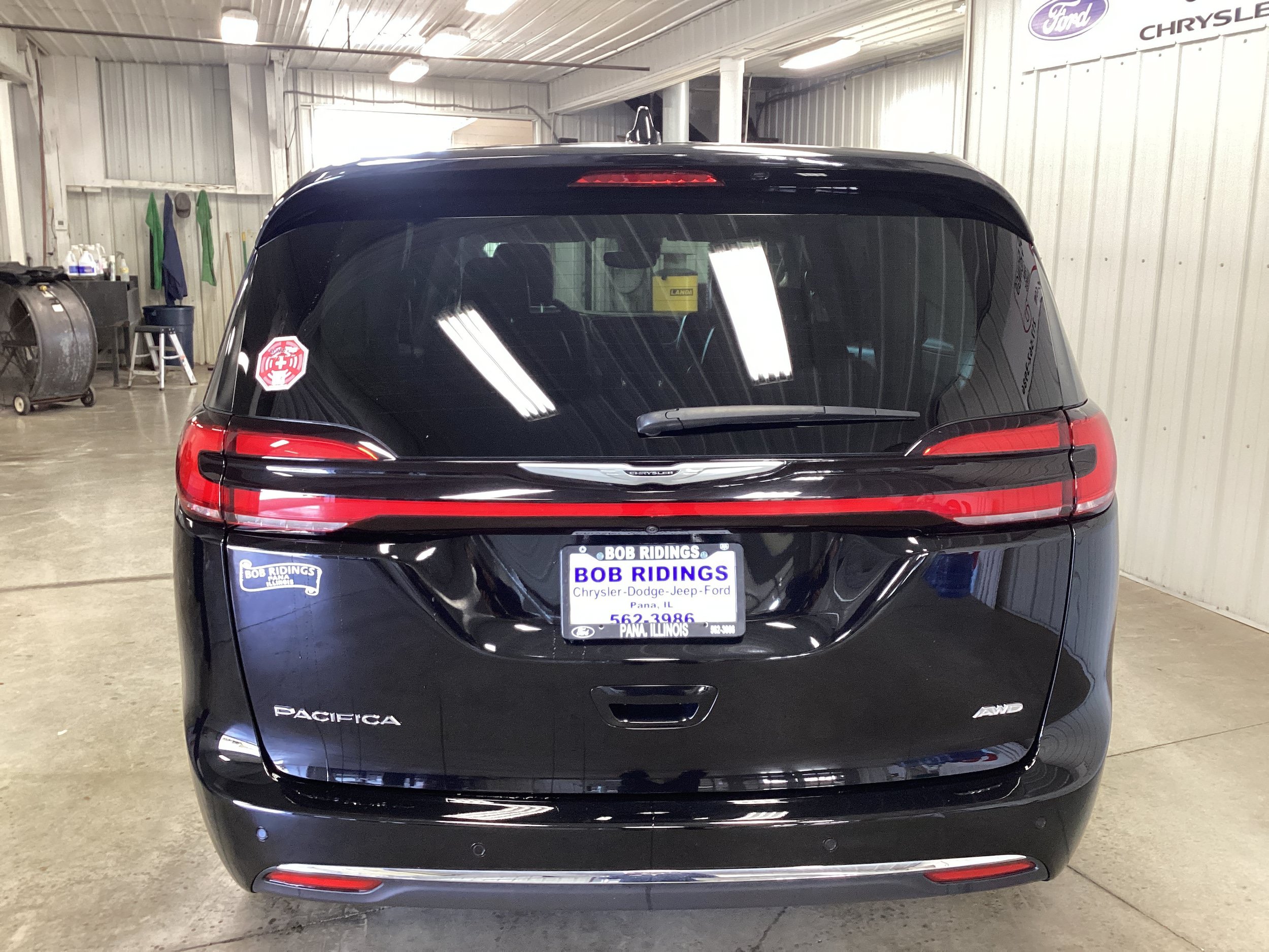 Used 2024 Chrysler Pacifica Touring-L AWD/4WD image 4