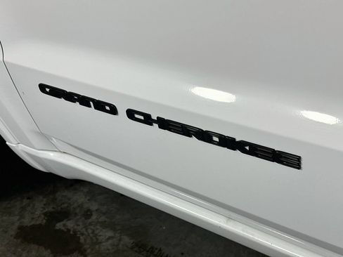 Used 2018 Jeep Grand Cherokee Altitude RWD image 28
