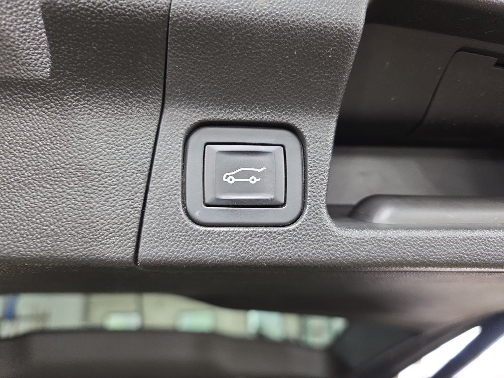 Used 2017 GMC Acadia Denali w/ Technology Package AWD/4WD image 15