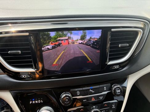 Used 2020 Chrysler Pacifica Touring FWD image 43