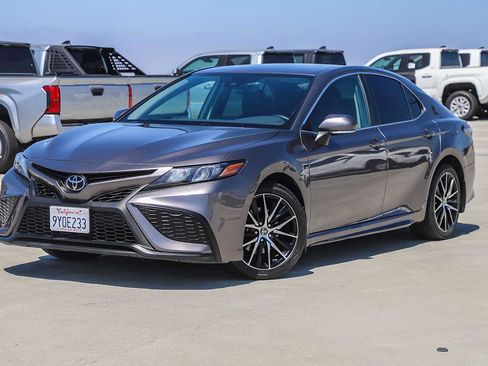 Used 2023 Toyota Camry SE FWD image 1