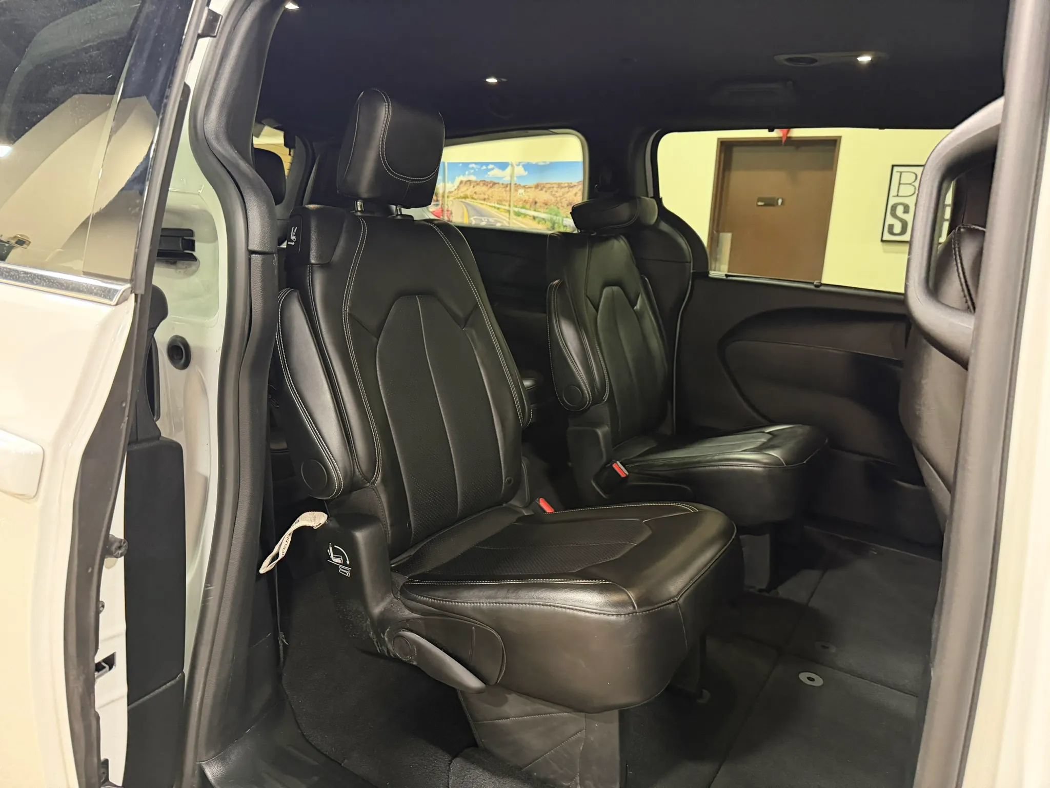 Used 2025 Chrysler Pacifica Select FWD image 36