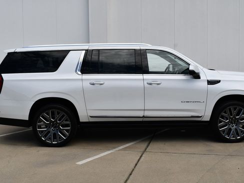 Used 2025 GMC Yukon XL Denali Ultimate image 5