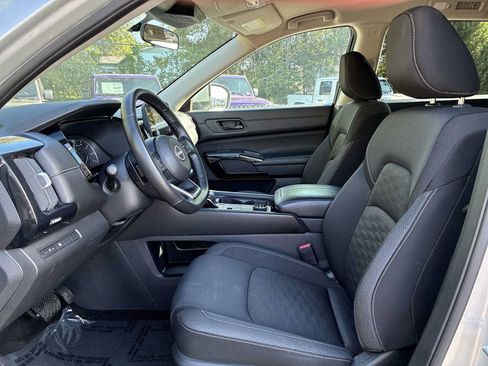 Used 2024 Nissan Pathfinder SV AWD/4WD image 13