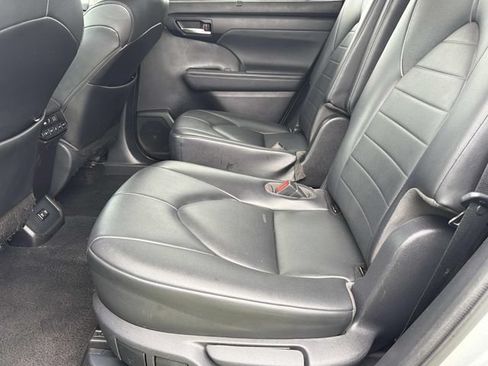 Used 2021 Toyota Highlander XLE AWD/4WD image 20