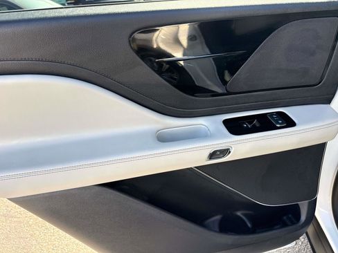 Used 2025 Lincoln Aviator 2WD image 9