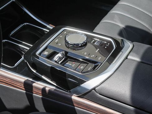 Used 2025 BMW 740i w/ Premium Package RWD image 31