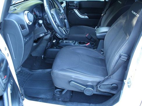 Used 2017 Jeep Wrangler Unlimited Rubicon w/ Connectivity Group AWD/4WD image 16