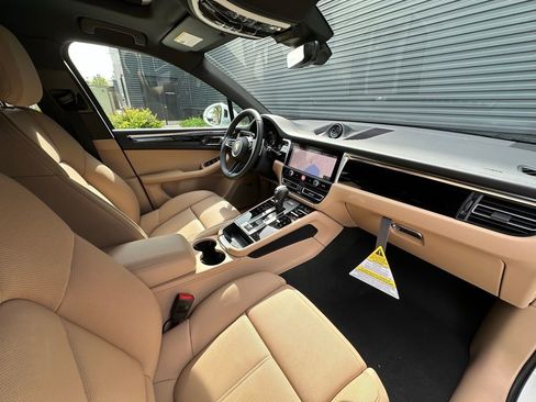 Certified 2025 Porsche Macan image 36